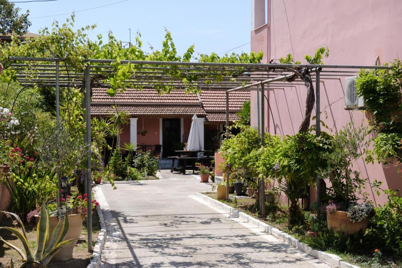 Mouzakitis Apartments 4 アリラス エクステリア 写真